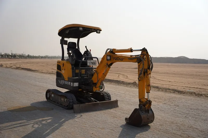 1.8-ton Yuchai YC18 mini excavator comes with an open canopy configuration