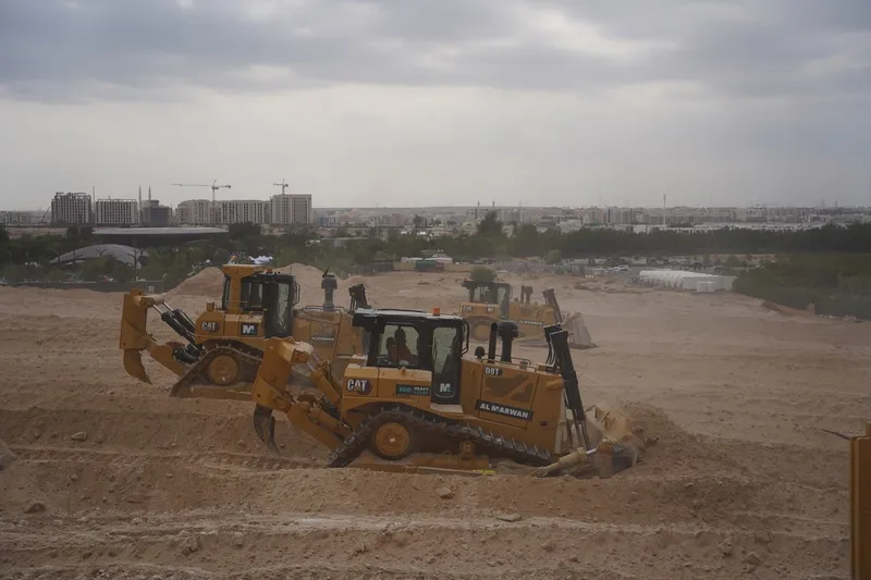 يمكن أن تشكل ظروف العمل في فصول الشتاء في دولة الإمارات خطراً على مواقع البناء