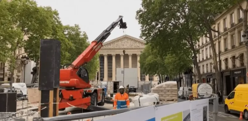 A telescopic crane working in Paris