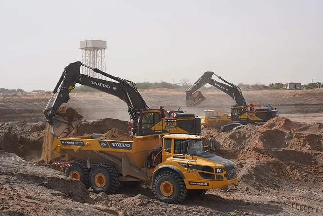 معدات ثقيلة للايجار لمشاريع تحريك التربة في الإمارات