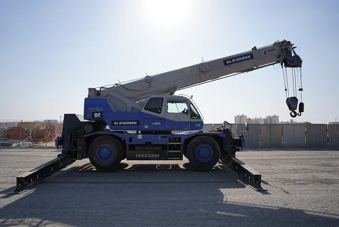 الرافعات المتنقلة من المروان: ريادة في قطاع معدات الرفع في الخليج