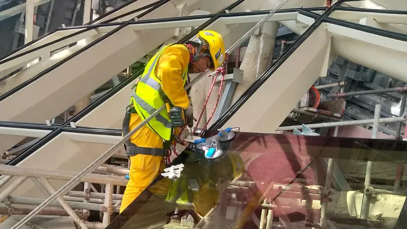 worker in zayed museum