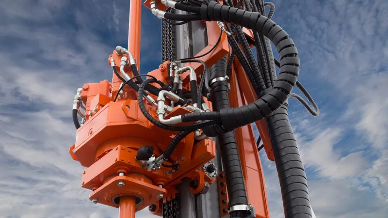 الخراطيم الهيدروليكية تُشغِّل جهاز حفر 