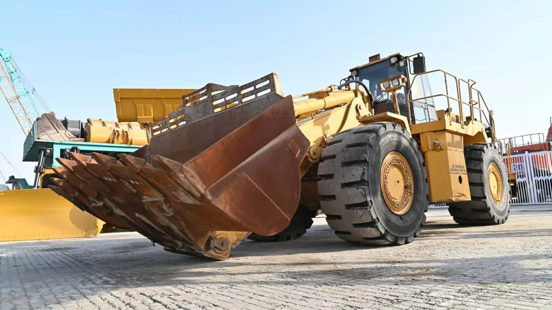 The Caterpillar 988G wheel loader