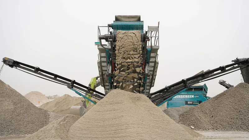 A 3 deck screener in action