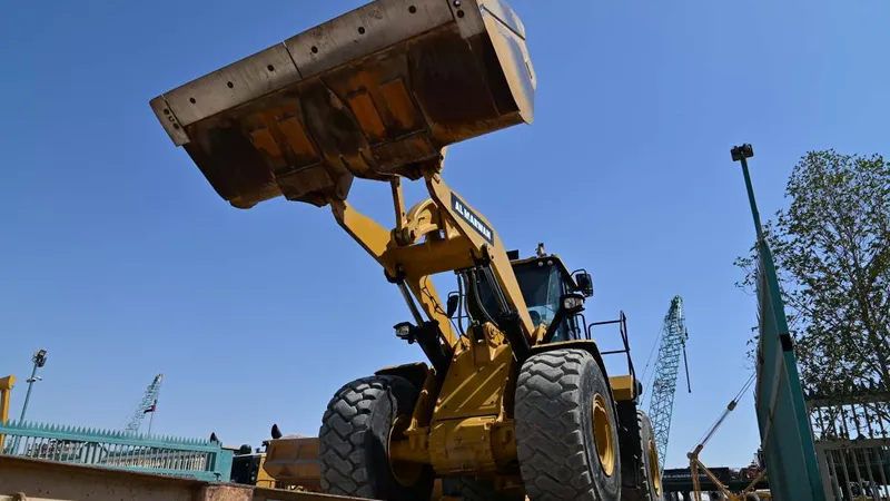 The Caterpillar 966L wheel loader