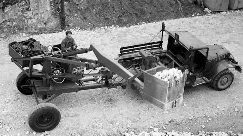 First fully hydraulic excavator