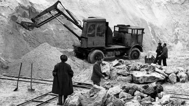 ​Before Poclain’s breakthrough, excavators relied on cumbersome cables and winches