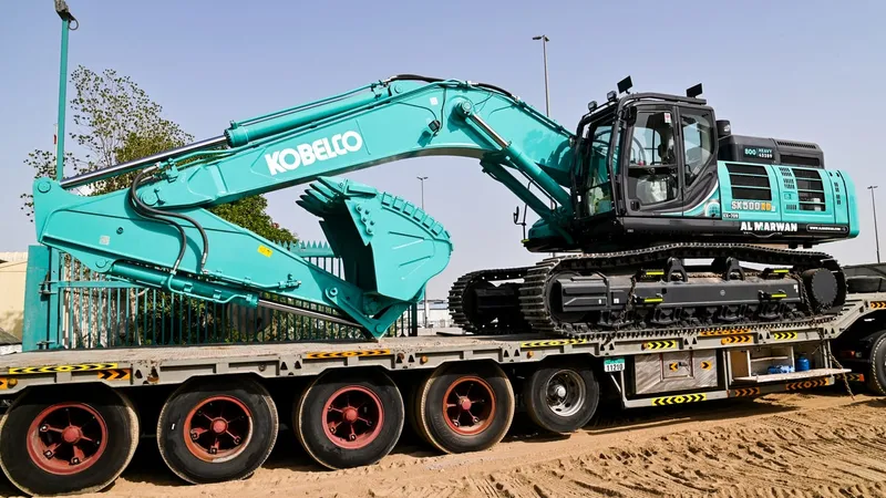 حفارة كوبلكو المجنزرة الكبيرة SK500 أثناء نقلها إلى المملكة العربية السعودية.
