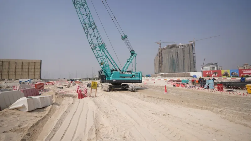 KOBELCO CKE800 hydraulic crawler crane is often rented for its medium, 80-ton lifting capacity