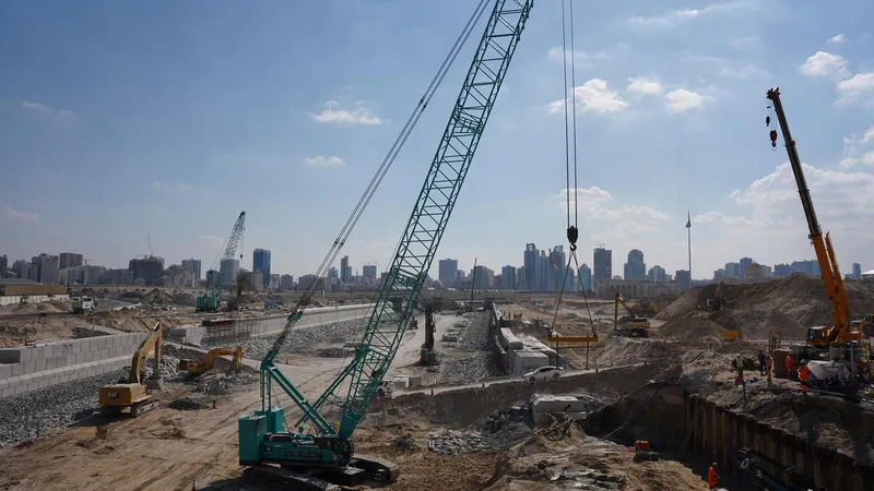 A Kobelco 7250S crawler crane on the Al Layyah Canal project site