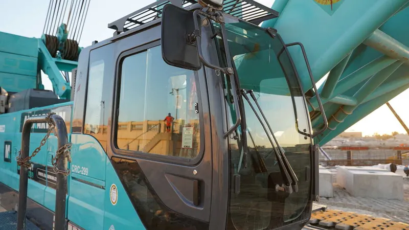 A closer look at a Kobelco CKS2500 crawler crane’s cabin with its high visibility windows and FOPS