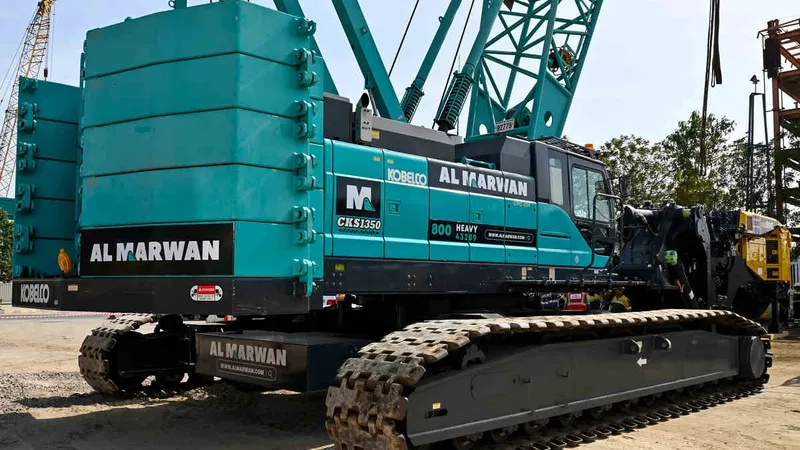 A closer look at the CKS1350’s tracks that provide the cranes with high mobility and stability