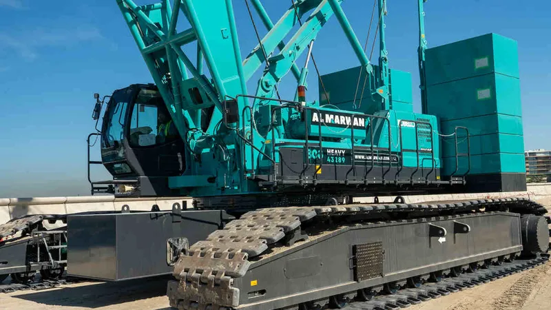 A closer look at the undercarriage of the Kobelco 7250S 250 ton crawler crane