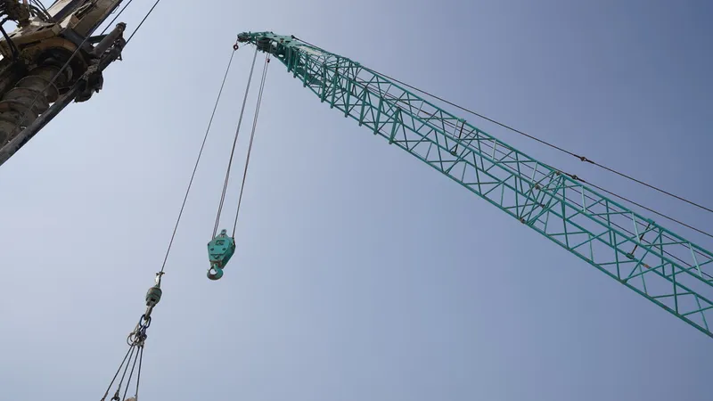 A look at the 60 ton Kobelco CKS600 lattice boom in action