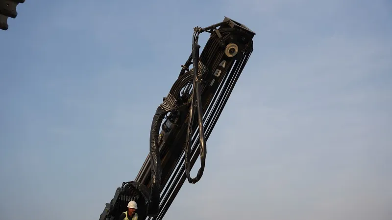 The leader mast of the ABI Mobilram TM 17 sheet piling rig is up to 18 meters