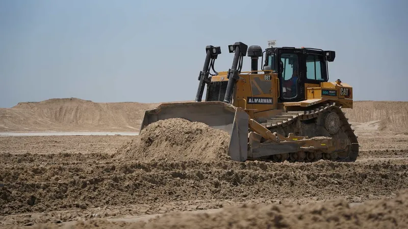 جرافة كات DT8 في موقع عمل المروان.