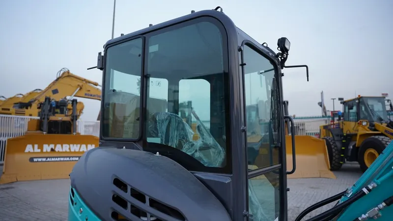 Reinforced cabin structure of the KOBELCO SK35SR-6 mini excavator