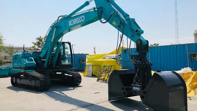 Kobelco SK220 excavator attached to a clamshell bucket