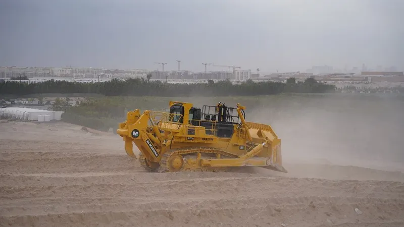 بلدوزر كوماتسو D475A هو ثاني أكبر بلدوزر مصنّع من قبل الشركة اليابانية، التقطت الصورة من أسطول المروان للتأجير أثناء عمل البلدوزر في واحة الجادة