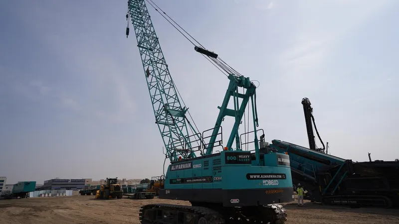 رافعة كوبلكو المجنزرة الهيدروليكية موديل CKS600 في موقع شركة المروان الرئيسي في المنطقة الصناعية 15 بالشارقة، الإمارات.