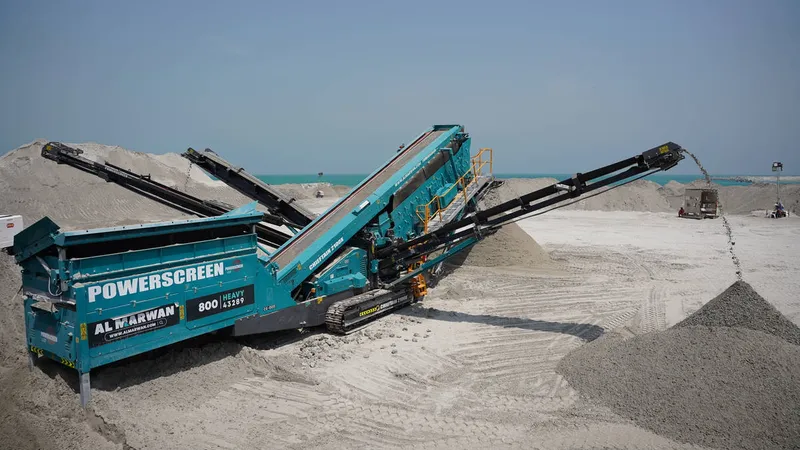 Mobile Screener at work on a quarry site in Abu Dhabi - Al Marwan Machinery
