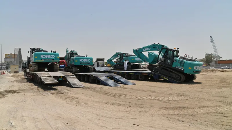 أثناء تحميل عدد من حفارات كوبلكو المجنزرة المتوسطة SK220 إلى سلطنة عمان.
