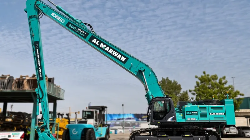 حفارة كوبلكو SK850 ذات الذراع الطويلة المميزة بتصميمها والمصنعة في ورشات تابعة لشركة المروان.