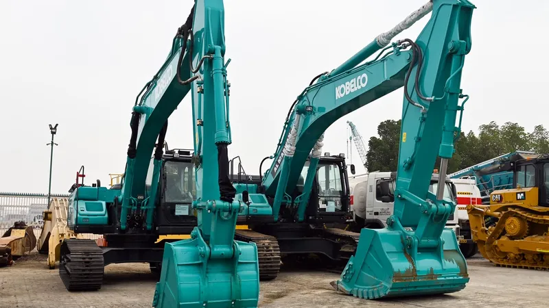 حفارتا كوبلكو متوسطتي الحجم في المنطقة الصناعية 15 الخاصة بشركة المروان بالشارقة، الإمارات.