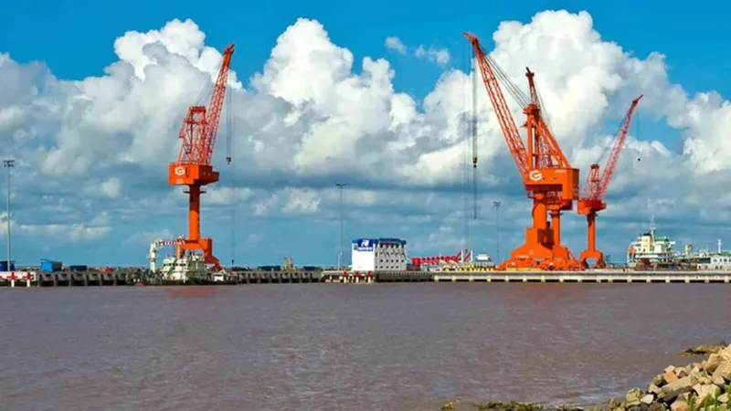 Genma level luffing cranes