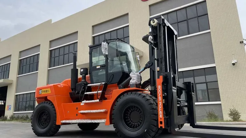 SOCMA HNF-250 forklift features a 25-ton load capacity.