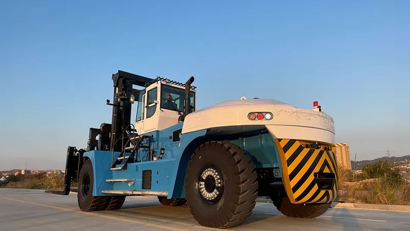 The massive “50 ton” SOCMA HNF-500 Diesel Forklift