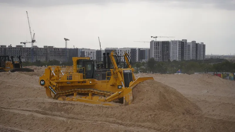 Komatsu D475A is the world’s third-largest dozer