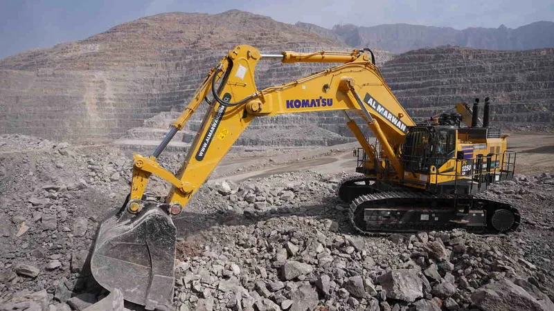 حفارة كوماتسو PC 1250 أثناء العمل في موقع شركة المروان.
