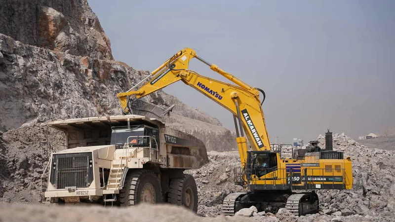 حفار كوماتسو PC1250 أثناء عمله مع شاحنة النقل تيريكس TR100.