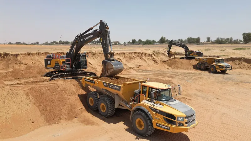 لودرات كوماتسو بعجلات WA470 والحفارات الكبيرة من فولفو بوزن 55 طن 