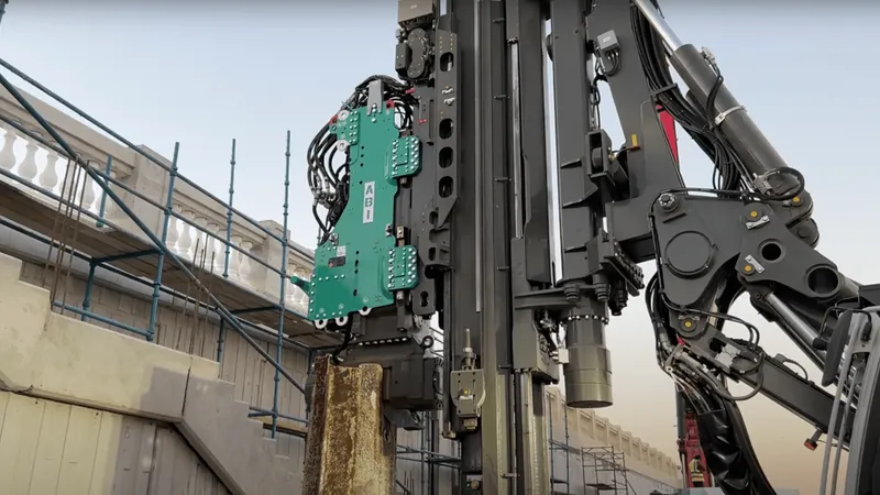 The MRZVV vibrating head mounted on an ABI Mobilram TM17 sheet piling rig
