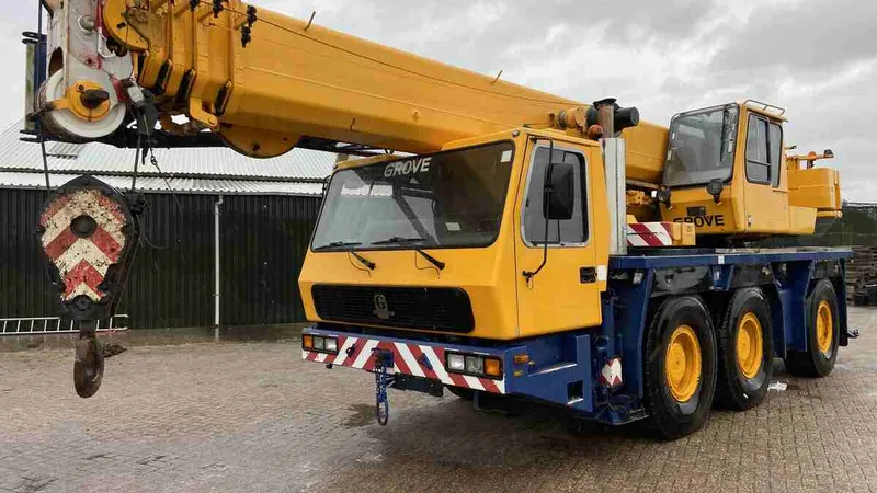 Manitowoc GMK 3050-3 all-terrain crane - Image courtesy of Wiltrade Holland BV