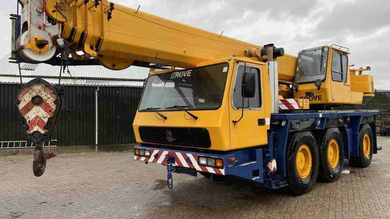 Manitowoc GMK 3050-3 all-terrain crane - Image courtesy of Wiltrade Holland BV