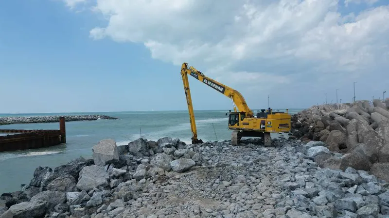 Komatsu PC850 long-reach excavator