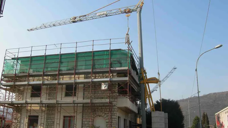 The Potain Igo 13 self-erecting crane on a job site - Image courtesy of Piana Gru