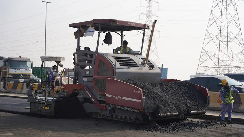 آلة رصف الأسفلت ريدلاين المقدمة من دينباك أثناء نشرها الركام بسرعة 30 م/دقيقة.