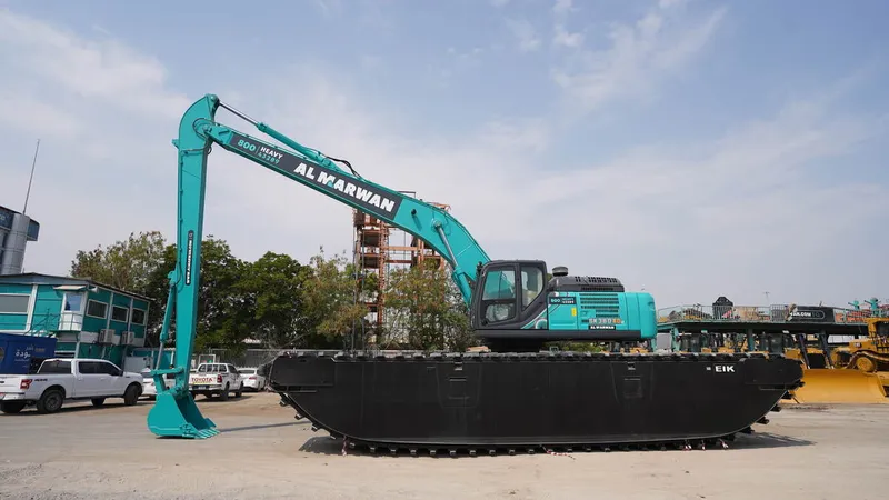 A closer look at the Kobelco SK380 amphibious excavator’s pontoon undercarriage at Al Marwan yard