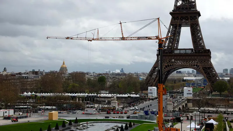 Tower cranes with impressive heights