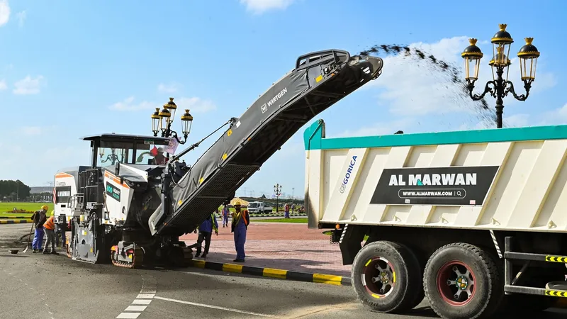 قشاطات وآلات رصف الأسفلت في إحدى مشروعات تجديد الطريق.