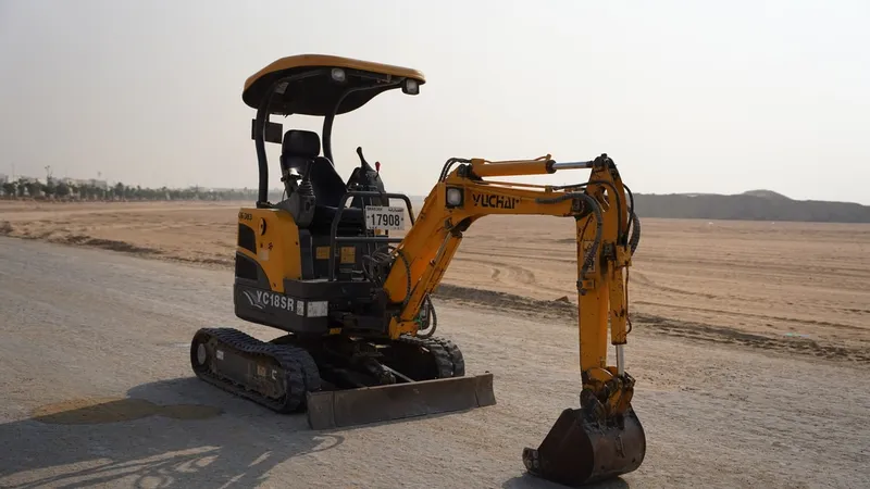 1.8-ton Yuchai YC18 mini excavator comes with an open canopy configuration