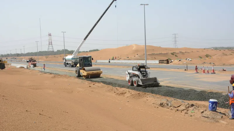تُمكّن الملحقات الرافعات الانزلاقية (السكيد ستيرز) من القيام بمهام متنوعة تتجاوز قدراتها الأساسية.