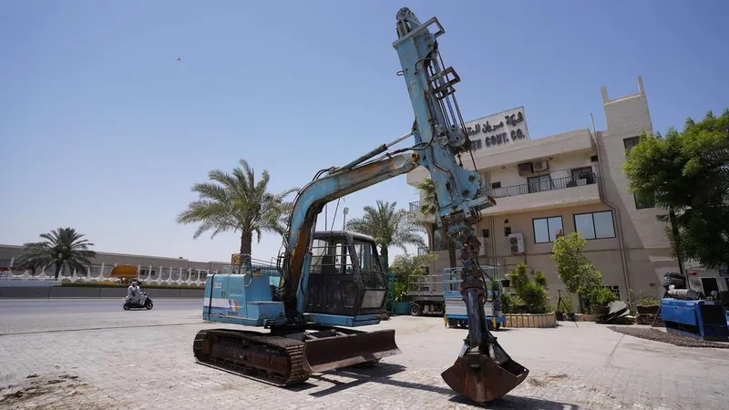 حفار سوميتومو الصغير SH60 مزود بذراع قابل للتصغير وخطاف لحفر الخنادق العميقة.