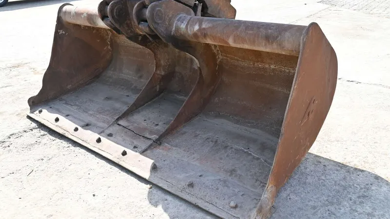 دلو عريض مركب بحفار كوبلكو SK200 لمهام التسوية.