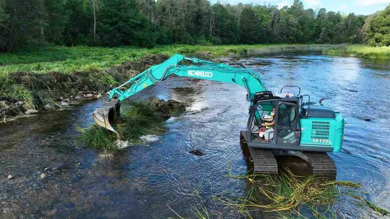A Kobelco Sk130 amphibious excavator in action - Image courtesy of Kobelco Construction Machinery B.V.